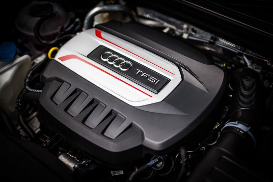 Моторный отсек Audi S3 Sedan (8V) 2016 года  (AU) (фото 6 из 36)